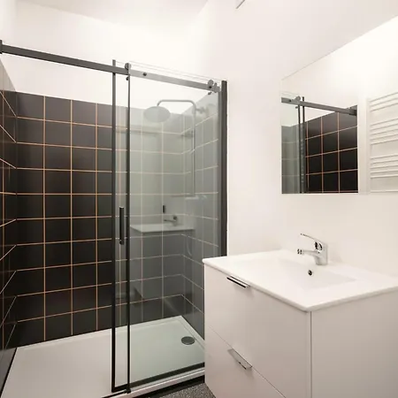 Charming And Spacious In The Heart Of Apartment *